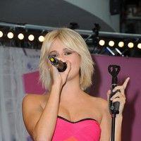 Pixie Lott performs after unveils her Autumn/Winter range | Picture 87751